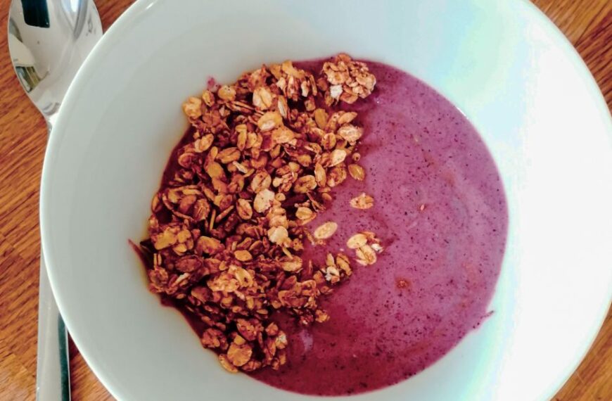 hormone-healthy chocolate berry smoothie bowl