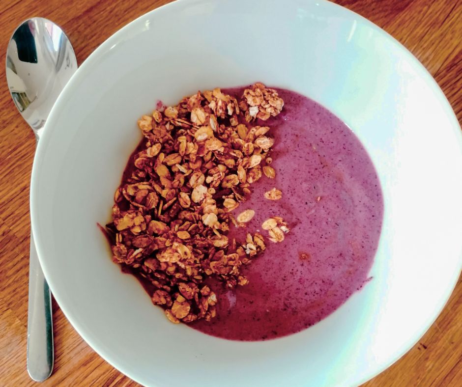 hormone-healthy chocolate berry smoothie bowl